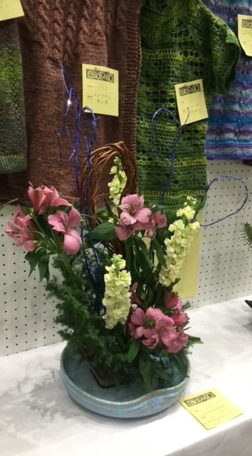 展示会での生け花作品の写真1つ目