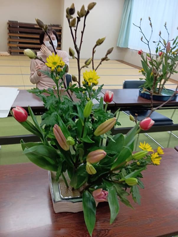 色合いが明るい生け花作品の写真