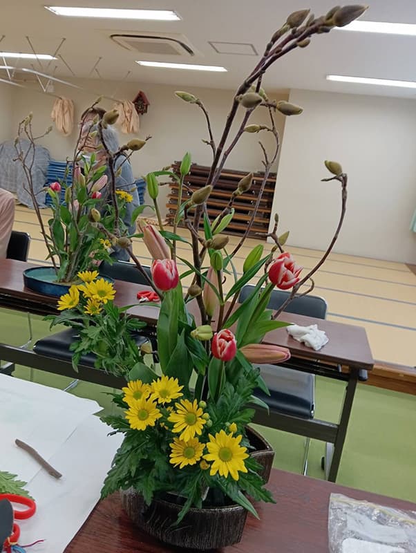 色合いだけでなく上にも拡がる生け花作品の写真