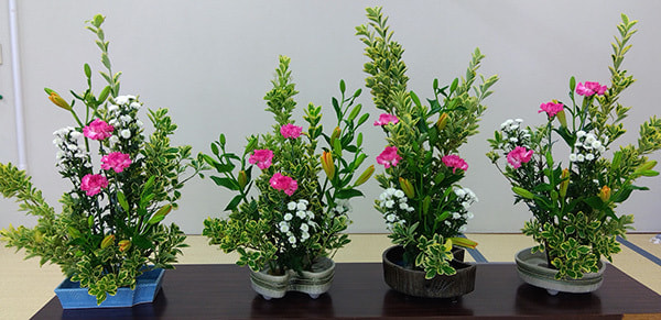 綺麗な生け花が4台並んだ写真です。