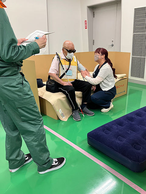 段ボールベッドに座っている写真