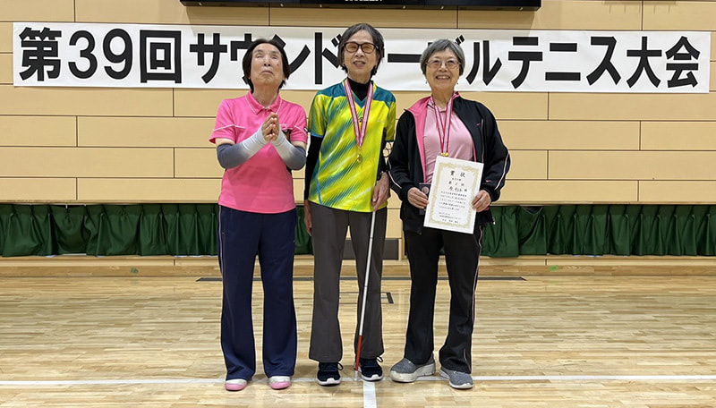 選手3名がにこやかに誇らしげに映っている写真です