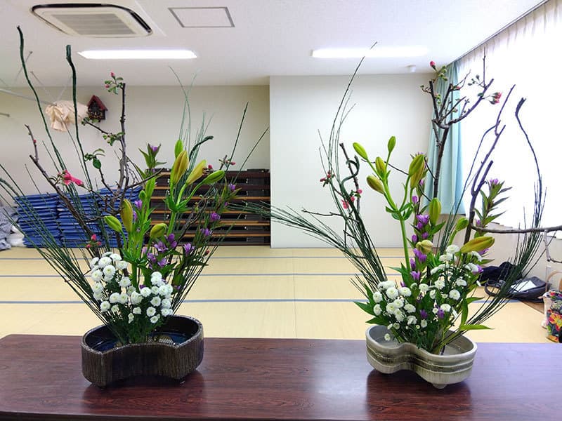 個性あふれる生け花が２つ並んだ写真、1つ目です