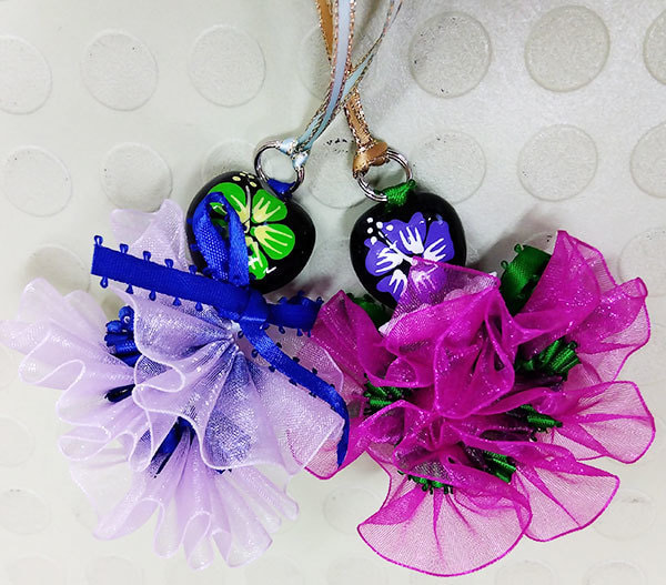 リボンがひらひらしたスカートのように見えるストラップの拡大写真です。