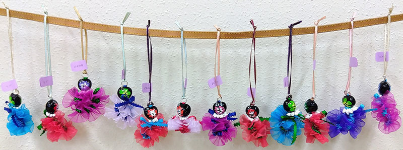 綺麗なプルメリアのストラップが12個並んだ写真です。