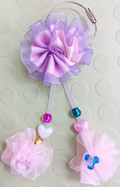 2025年5月の作品「カーネーションのチャーム」拡大写真です