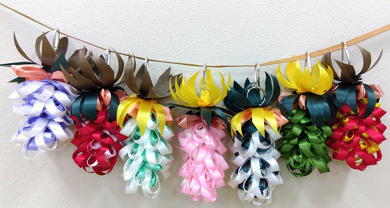 色とりどりのリボンで作られたメガパインが７つ並んだ写真です