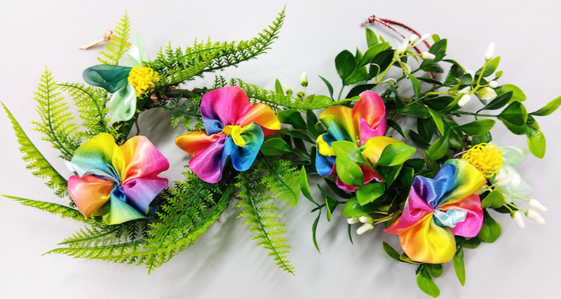 色鮮やかなハイビスカスのリースの写真です