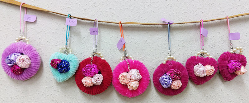 赤色のハート型やピンクの丸型など色と形が可愛らしいストラップの写真です